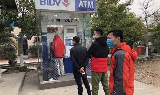 CNLĐ trong KCN VSIP xếp hàng, đeo khẩu trang nghiêm túc khi đi rút tiền từ cây ATM. Ảnh chụp ngày 29.1. Ảnh: Bảo Hân