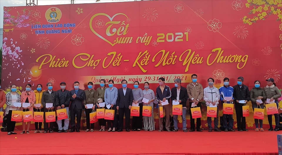 LĐLĐ tỉnh Quảng Ngãi tổ chức chương trình "Tết Sum vầy" cho 850 người lao động khó khăn. Ảnh: Thanh Chung