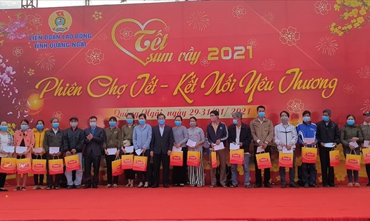 LĐLĐ tỉnh Quảng Ngãi tổ chức chương trình "Tết Sum vầy" cho 850 người lao động khó khăn. Ảnh: Thanh Chung