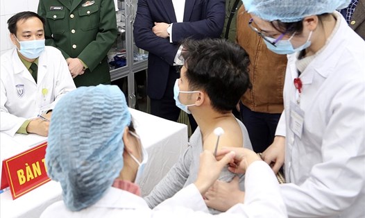 Mũi vaccine Nano Covax đầu tiên do người Việt Nam điều chế chống COVID-19 được tiêm thử nghiệm trên người Việt Nam. Ảnh: Hải Nguyễn