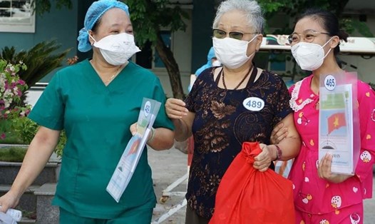 Điều dưỡng Đặng Thị Công (áo xanh) chia sẻ niềm vui với các bệnh nhân COVID-19 được công bố khỏi bệnh tại Đà Nẵng tháng 8.2020. Ảnh: Lê Bảo/Bộ Y tế