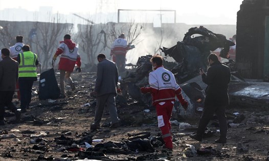 Hiện trường vụ rơi máy bay chở khách của Ukraina gần sân bay Imam Khomeini ở thủ đô Tehran, Iran, sáng 8.1.2020, khiến tất cả mọi người trên máy bay thiệt mạng. Ảnh: AFP.