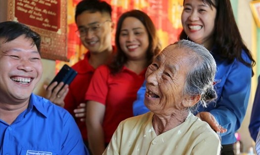 Bà mẹ Việt Nam Anh hùng Trần Thị Liền (Quảng Trị) bên các đoàn viên trong Chương trình “Bữa cơm tất niên - Ấm lòng tình mẹ” dịp Tết Canh Tý 2020. Ảnh: Hưng Thơ