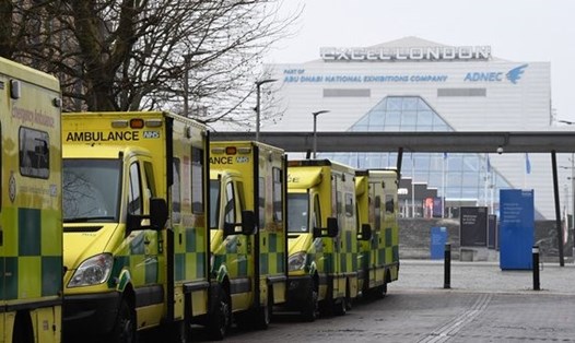 Xe cấp cứu bên ngoài bệnh viện NHS Nightingale ở phía đông London, Anh. Các bệnh viện ở Anh đang trong trạng thái sẵn sàng cho số ca COVID-19 tăng lên khi virus SARS-CoV-2 tiếp tục lây lan. Ảnh: AFP.