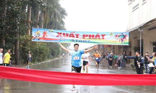 Các vận động viên tham gia chạy tiếp sức trên đường đua. Ảnh: LĐLĐ huyện Hiệp Hoà.