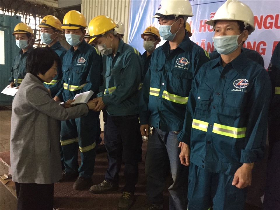 Chủ tịch Công đoàn Xây dựng Việt Nam Nguyễn Thị Thủy Lệ trao quà cho đoàn viên, NLĐ bị ảnh hưởng do bão lũ vào cuối tháng 12.2020. Ảnh: CĐXDVN