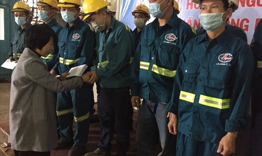 Chủ tịch Công đoàn Xây dựng Việt Nam Nguyễn Thị Thủy Lệ trao quà cho đoàn viên, NLĐ bị ảnh hưởng do bão lũ vào cuối tháng 12.2020. Ảnh: CĐXDVN