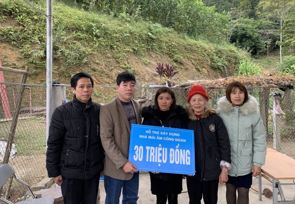 Ông Phan Ngọc Tuệ- Chủ tịch Công đoàn ngành Giáo dục và Đào tạo (đứng thứ 2 từ bên trái vào) trao tiền hỗ trợ xây dựng nhà ở “Mái ấm Công đoàn” cho đoàn viên Lường Thị Dung. Ảnh: Nguyễn Duy Tuyên