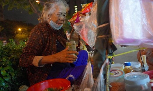 Bà Ba Sương (74 tuổi, Bình Định) thường xuyên ngồi bán hàng đến 23 giờ đêm mỗi ngày trên đường Nguyễn Văn Cừ (quận 1, TPHCM). Ảnh: Chân Phúc