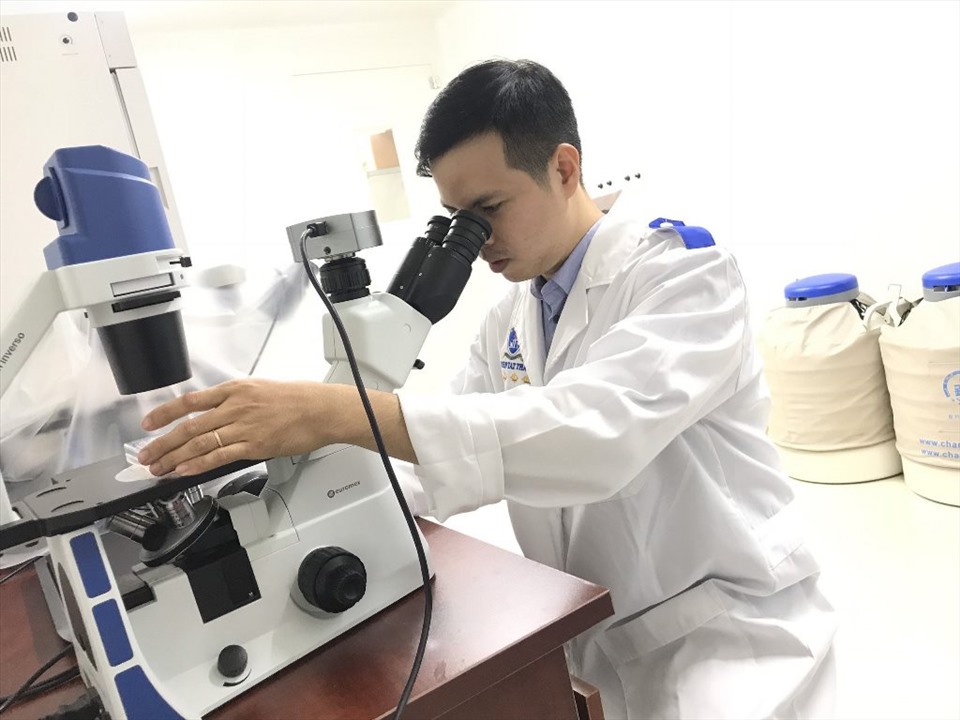 Anh Võ Thanh Sang (35 tuổi), đang công tác tại Viện Kỹ thuật Công nghệ cao (Trường Đại học Nguyễn Tất Thành) vừa được công nhận Phó Giáo sư (PGS) ngành Sinh học (chuyên ngành Hóa sinh) năm 2020, là Phó Giáo sư trẻ nhất của Trường Đại học Nguyễn Tất Thành. Ảnh: NVCC