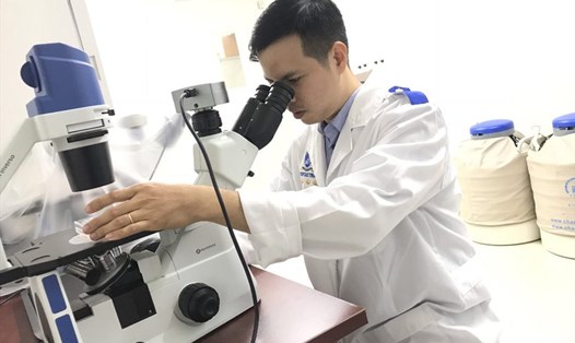 Anh Võ Thanh Sang (35 tuổi), đang công tác tại Viện Kỹ thuật Công nghệ cao (Trường Đại học Nguyễn Tất Thành) vừa được công nhận Phó Giáo sư (PGS) ngành Sinh học (chuyên ngành Hóa sinh) năm 2020, là Phó Giáo sư trẻ nhất của Trường Đại học Nguyễn Tất Thành. Ảnh: NVCC