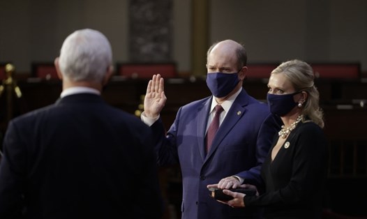 Thượng nghị sĩ Chris Coons, thành viên đảng Dân chủ bang Delaware (giữa), tuyên thệ nhậm chức hôm 3.1. Ảnh: AFP
