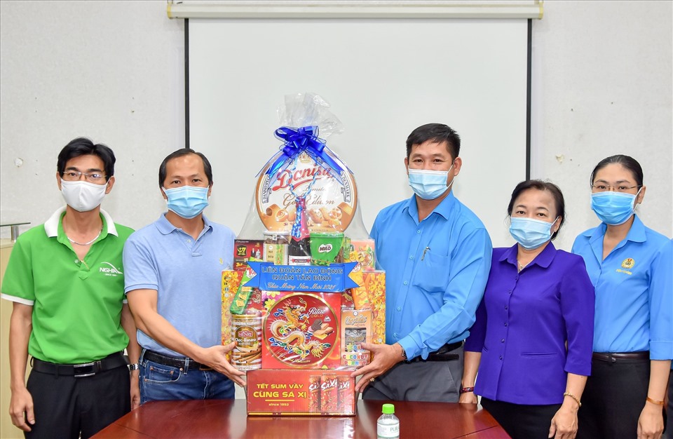 Đại diện LĐLĐ và các cơ quan của Quận Tân Bình (TPHCM) thăm, tặng quà Công ty Kìm Nghĩa. Ảnh: Đức Long