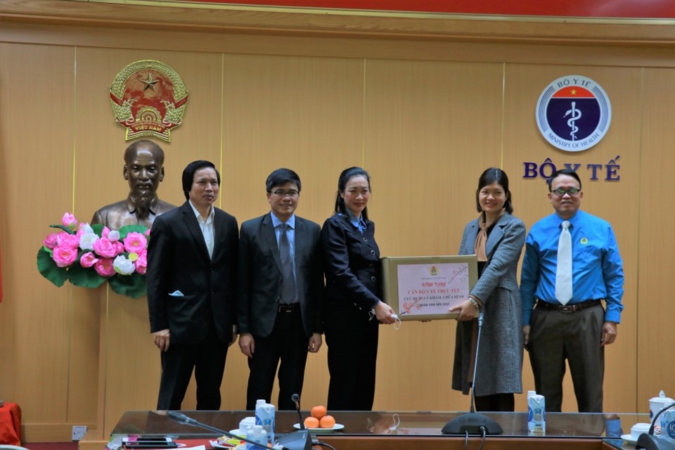 Bà Phạm Thanh Bình, Chủ tịch Công đoàn Y tế Việt Nam trao tặng quà Tết cho Cục Khám chữa bệnh - Bộ Y tế. Ảnh: P.Ngân