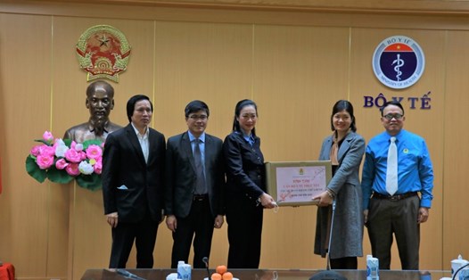 Bà Phạm Thanh Bình, Chủ tịch Công đoàn Y tế Việt Nam trao tặng quà Tết cho Cục Khám chữa bệnh - Bộ Y tế. Ảnh: P.Ngân