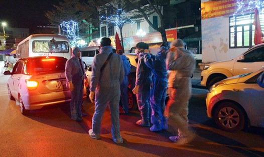 Các nhân viên y tế truy vết suốt đêm ở Đông Triều. Ảnh: Thái Bình