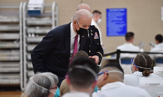 Ông Joe Biden thăm Trung tâm Quân y Quốc gia Walter Reed. Ảnh: AFP.