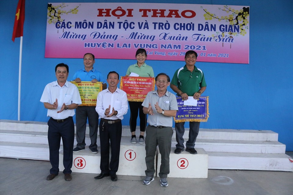 Các đội đạt thành tích cao tại hội thao. Ảnh: L.V