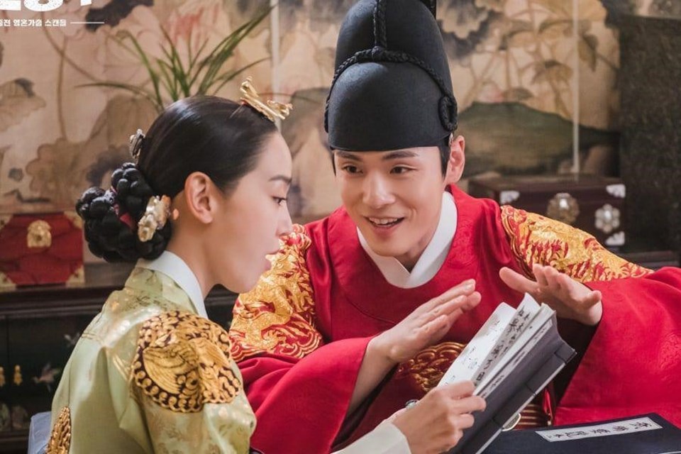 Shin Hye Sun và Kim Jung Hyun trong "Mr. Queen". Ảnh poster. Shin Hye Sun và Kim Jung Hyun trong "Mr. Queen". Ảnh poster.