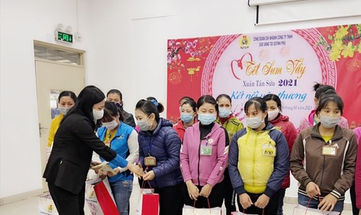 Lãnh đạo LĐLĐ tỉnh Thái Bình trao quà cho đoàn viên tại chi nhánh Công ty TNHH Sao vàng huyện Quỳnh Phụ. Ảnh: Bá Mạnh