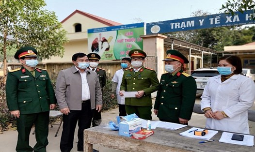 Chủ tịch UBND huyện Sơn Động kiểm tra chốt kiểm soát dịch tại xã Hữu Sản. Ảnh: Báo Bắc Giang.