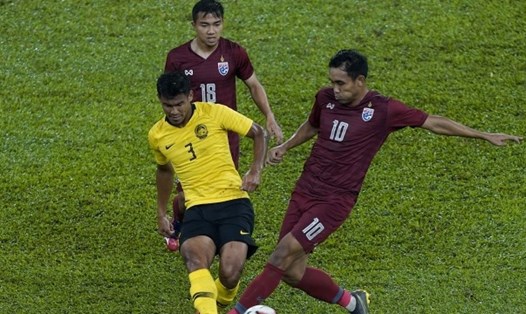 Liên đoàn bóng đá Thái Lan muốn tuyển Thái Lan (áo sẫm) thi đấu các trận còn lại của vòng loại World Cup vào tháng 6. Ảnh: Siam Sport.