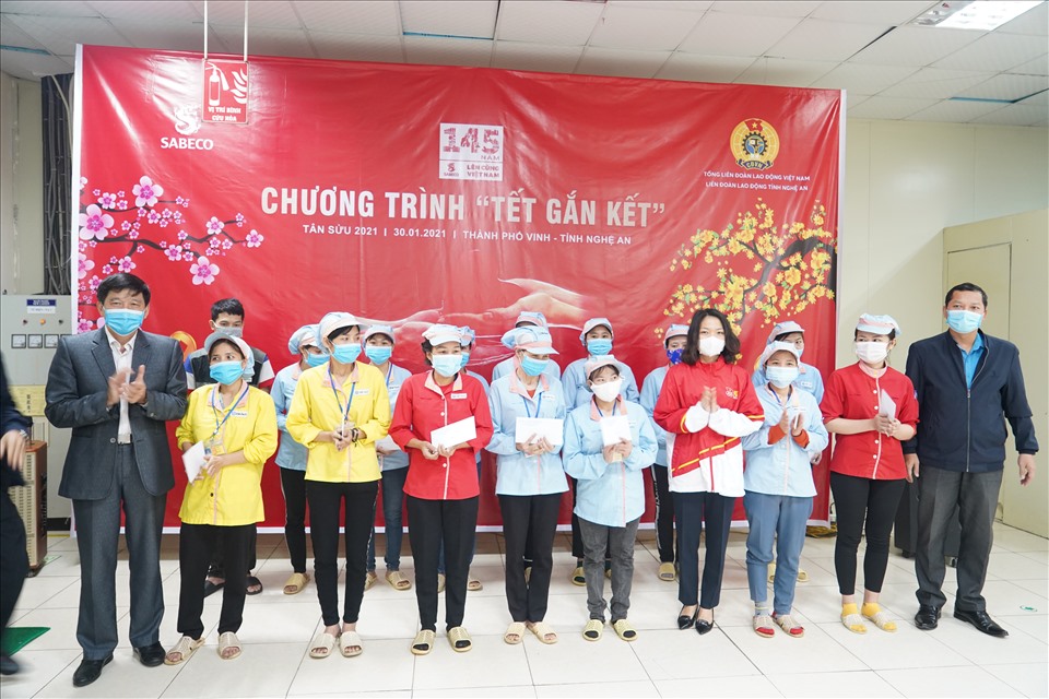 Lãnh đạo LĐLĐ tỉnh Nghệ An và đại diện nhà tài trợ SABECO trao quà cho công nhân 3 đơn vị trong chương trình “Tết gắn kết”. Ảnh: QĐ