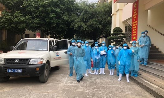 Cán bộ Trung tâm Y tế huyện Vân Đồn (Quảng Ninh) lên đường lấy mẫu xét nghiệm cho người dân. Ảnh:  CTV Mạnh Trường