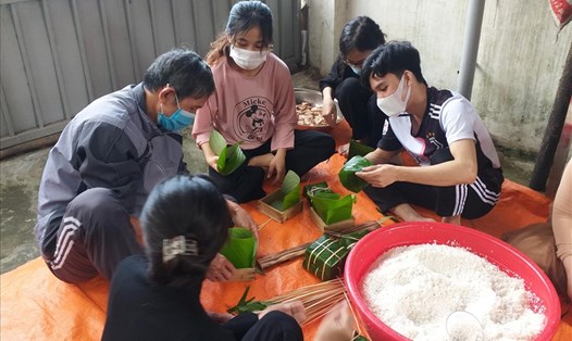Các bạn trẻ Đà Nẵng gói bánh chưng tặng người lao động nghèo. Ảnh: TT