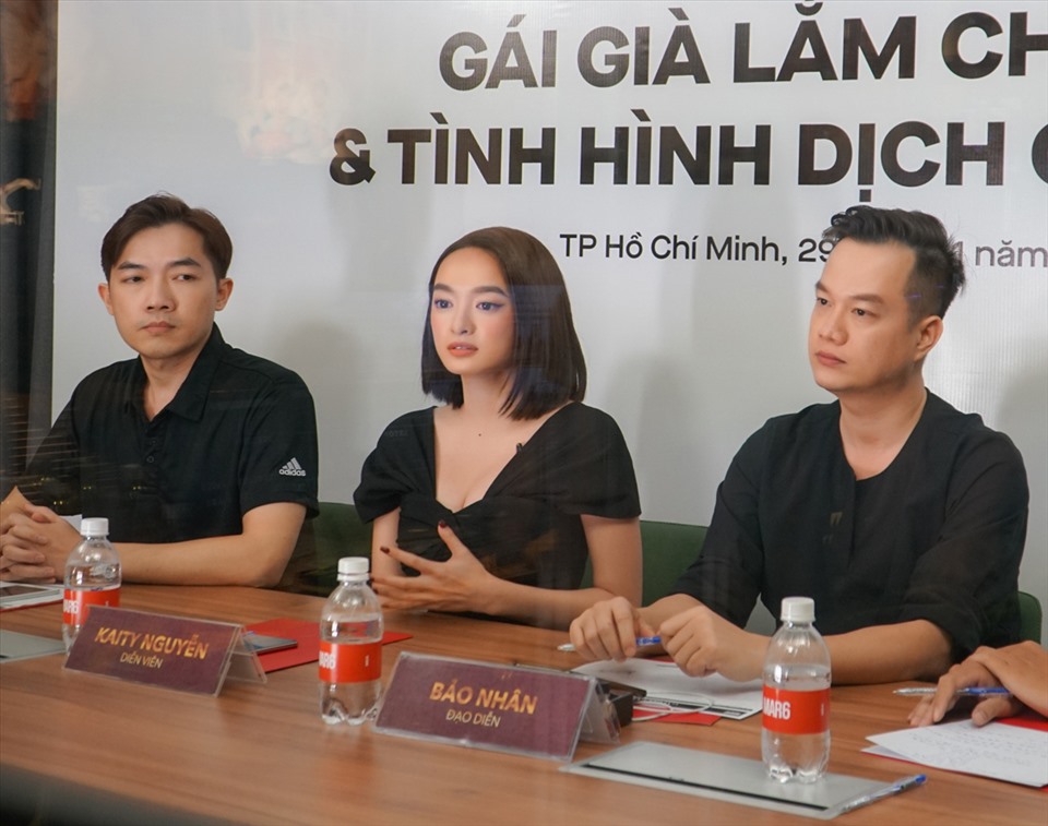 Ê-kíp Gái già lắm chiêu V chia sẻ về khó khăn gặp phải do COVID-19. Ảnh: ĐPCC.