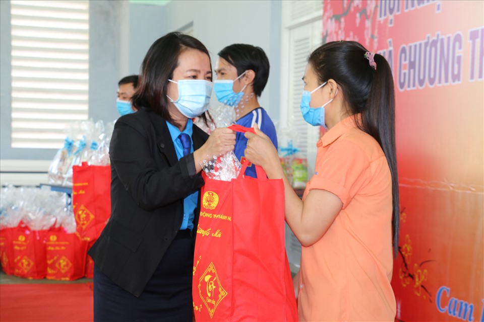 Do diễn biến phức tạp của dịch COVID-19, Tết Sum vầy dành cho công nhân lao động khó khăn Khu công nghiệp Suối Dầu chỉ trao cho đại diện CĐCS và sẽ chuyển đến tay công nhân trước ngày nghỉ Tết. Ảnh: Phương Linh
