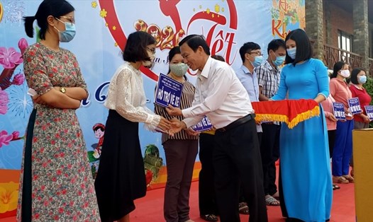 Lãnh đạo LĐLĐ tỉnh Bà Rịa - Vũng Tàu tặng vé xe cho NLĐ. Ảnh: Hà Anh Chiến