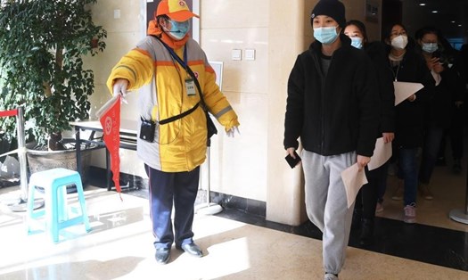 Người dân quận Hải Điện, Bắc Kinh xếp hàng vào tiêm chủng hôm 29.1. Ảnh: Tân Hoa Xã