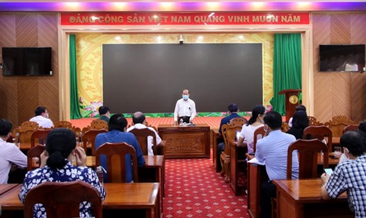 Ông Đoàn Tấn Bửu - Phó Chủ tịch Uỷ ban nhân dân tỉnh Đồng Tháp - chủ trì cuộc họp vào chiều ngày 30.1. Ảnh: V.K