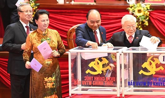 Các đại biểu dự Đại hội đại biểu toàn quốc lần thứ XIII của Đảng bỏ phiếu bầu nhân sự Ban Chấp hành Trung ương khóa XIII. Ảnh Hải Nguyễn