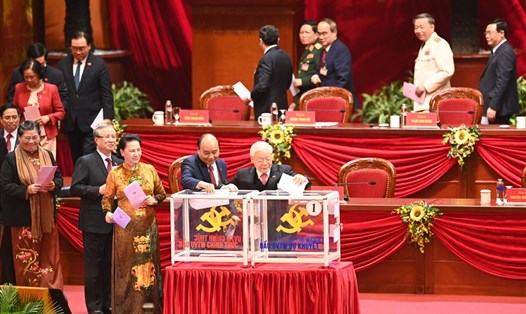 Các đại biểu bỏ phiếu bầu Ban Chấp hành Trung ương khoá XIII. Ảnh Hải Nguyễn