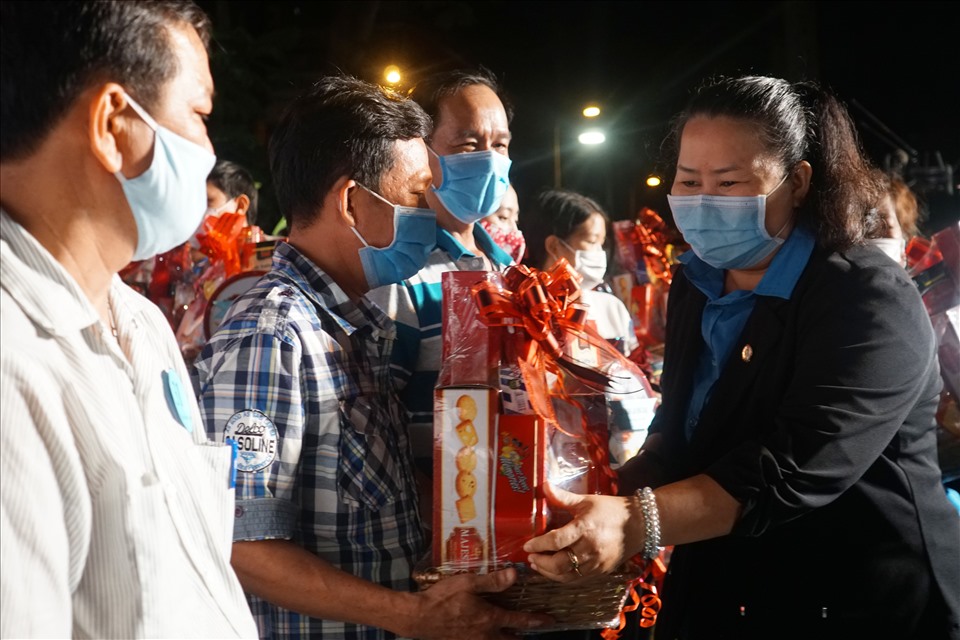 Công nhân lao động nhận quà tại chương trình Tết sum vầy. Ảnh: Chân Phúc