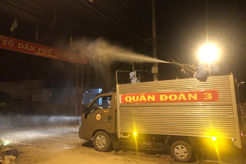 Lực lượng Quân đoàn 3 phun thuốc khử khuẩn ở phường Cheo Reo, thị xã Ayun Pa. Ảnh. MVL