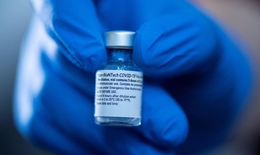 Một lọ vaccine COVID-19 của Pfizer-BioNTech trong ngày khai trương trung tâm tiêm chủng tại Festhalle Frankfurt, Đức, ngày 19.1. Ảnh: AFP