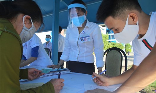 Khai báo y tế tại một cơ sở khám chữa bệnh tại tỉnh Quảng Trị. Ảnh: Hưng Thơ.