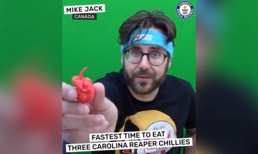 Mike Jack lập kỷ lục Guinness thế giới lần thứ 4 nhớ việc ăn 3 quả ớt Carolina Reaper trong thời gian nhanh nhất. Ảnh: Guinness/Facebook