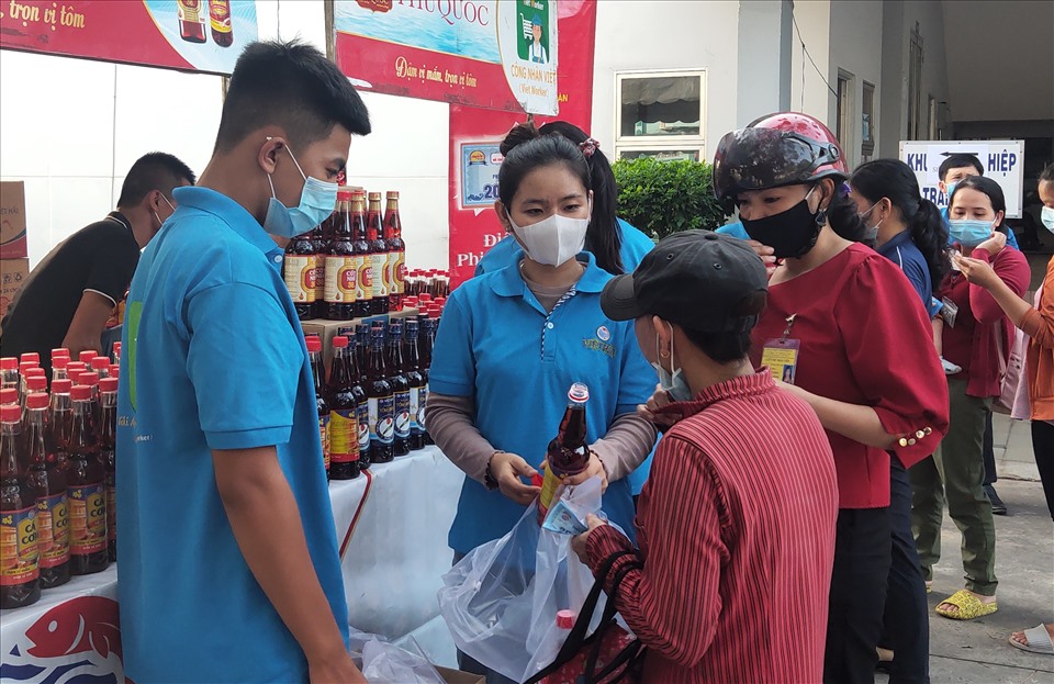 Công nhân lao động mua hàng với giá ưu đãi tại Công đoàn Khu kinh tế tỉnh Tây Ninh. Ảnh LĐLĐ Tây Ninh cung cấp