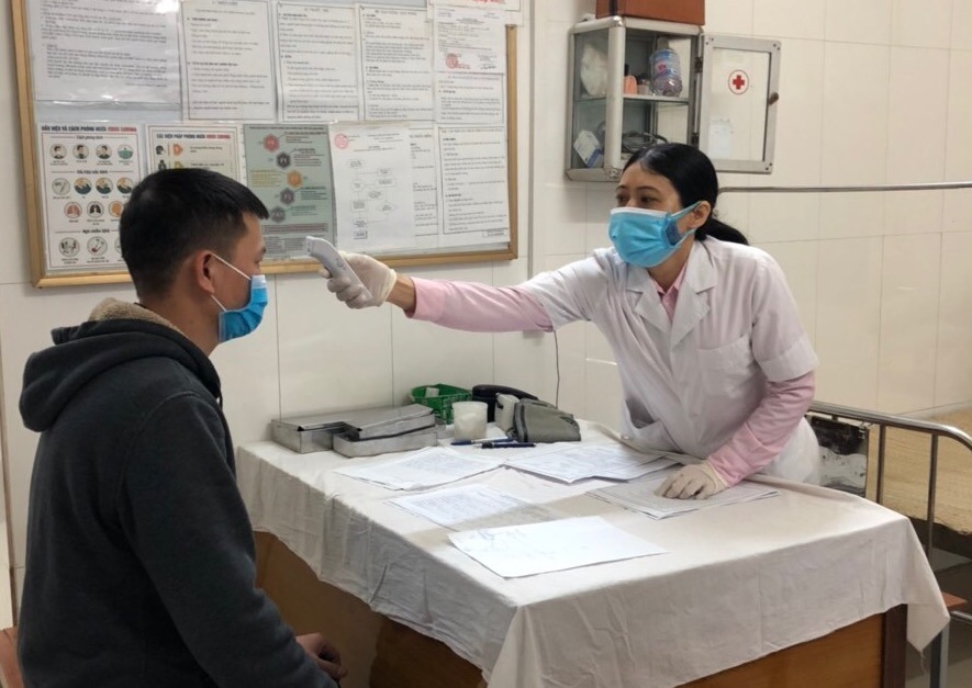 Người đến liên hệ công việc với công ty phải xuất trình giấy tờ, đo thân nhiệt và khai báo y tế trước khi vào trong công ty. Ảnh: CĐCS công ty cung cấp