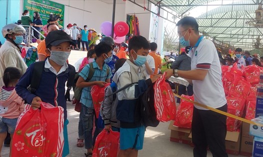 Các em học sinh nghèo huyện Vĩnh Thuận (Kiên Giang) nhận quà Tết trong chương trình "nồi bánh Tét yêu thương". Ảnh: PV