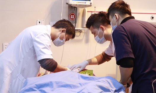 Các bác sĩ Bệnh viện Đa khoa Hùng Vương (Phú Thọ) đang cấp cứu cho bệnh nhân. Ảnh: BVCC