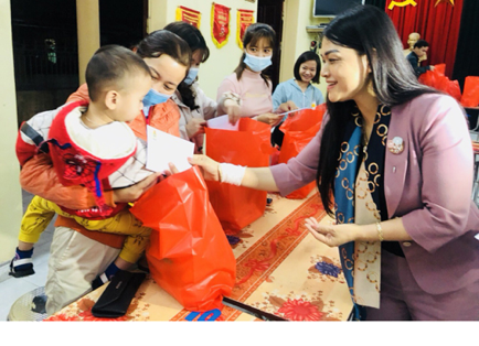 Bà Nguyễn Thị Thanh Tuyết, Chủ tịch LĐLĐ tỉnh Hưng Yên tặng quà con công nhân. Ảnh: Thu Nguyệt
