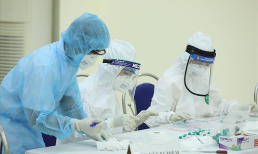 Nhân viên y tế lấy mẫu xét nghiệm COVID-19. Ảnh: Hải Nguyễn