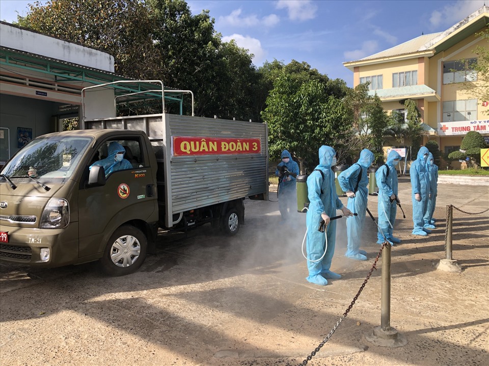 Quân đội điều lực lượng tập trung phun khử khuẩn ở điểm nóng dịch bệnh COVID-19 tại thị xã Ayun Pa, huyện Ia Pa. Ảnh TTuấn