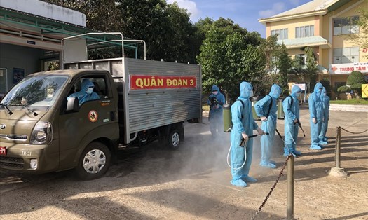 Quân đội điều lực lượng tập trung phun khử khuẩn ở điểm nóng dịch bệnh COVID-19 tại thị xã Ayun Pa, huyện Ia Pa. Ảnh TTuấn