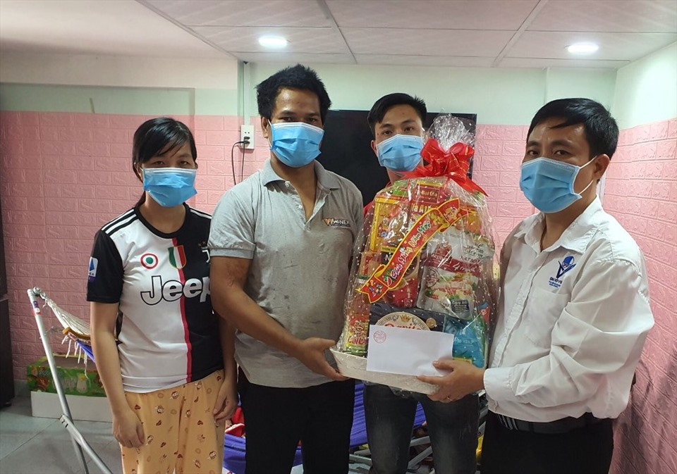 Trao quà tết hỗ trợ thanh niên công nhân tại nhà trọ. Ảnh: Hữu Long